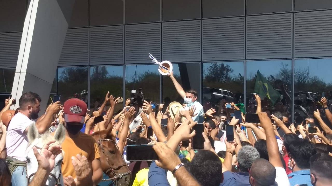 Presidente  da República chega a São Raimundo Nonato e monta a cavalo usando chapéu de vaqueiro